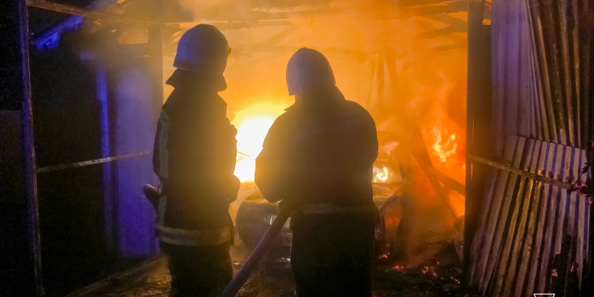 В Іллінцях через несправну електросистему автомобіля згорів гараж