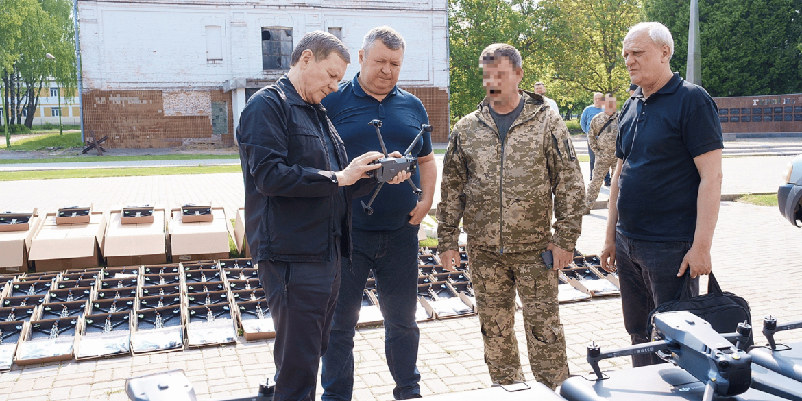 В одну з бойових бригад з Вінниці відправили ще одну партію дронів і тепловізорів