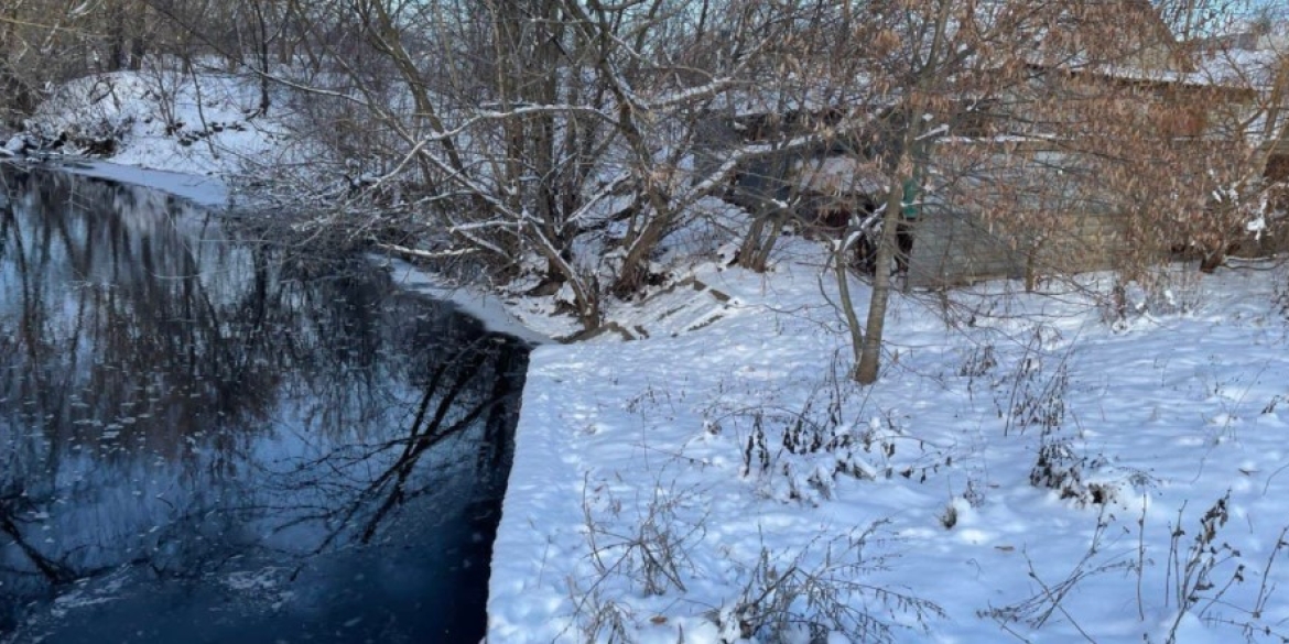 В Турбівській громаді на березі річки незаконно почали зводити будинок