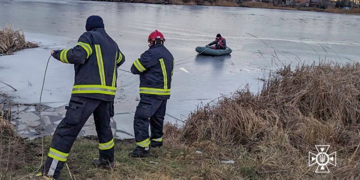 В Якушинецькій громаді з крижаної води рятувальники дістали чоловіка