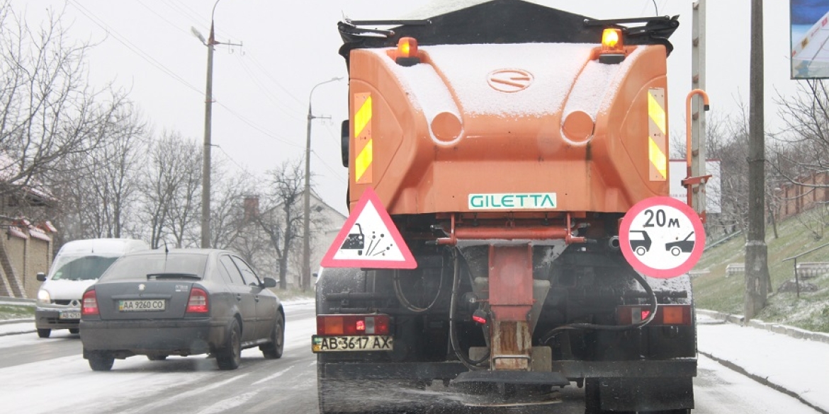 Вінницькі дороги та тротуари почали посипати протиожеледною сумішшю