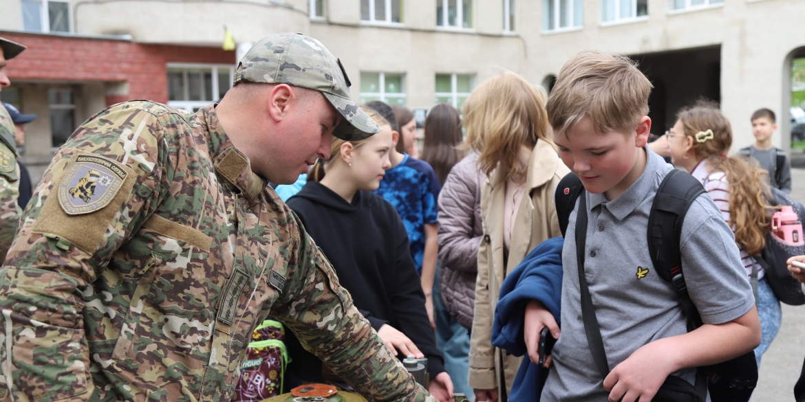 Вінницькі правоохоронці вчили дітей не панікувати у випадку надзвичайних ситуацій