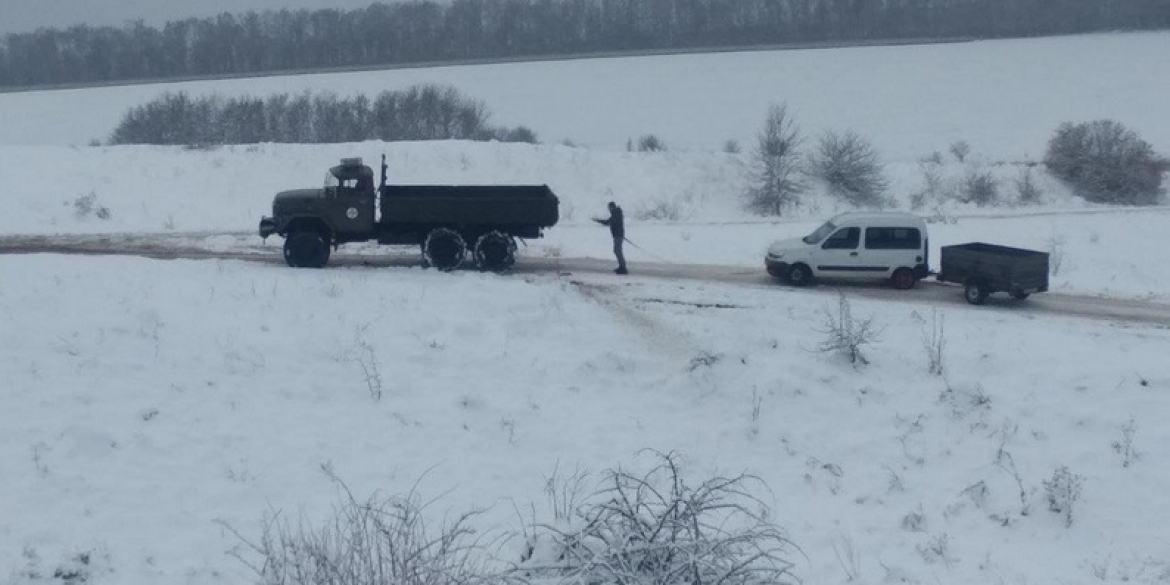 Вінницькі рятувальники допомогли водію, який не міг подолати крутий схил