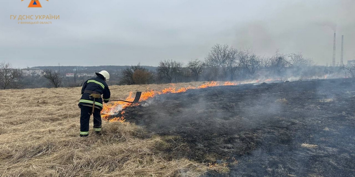 Вінницькі рятувальники ліквідували загорання на площі у два гектари