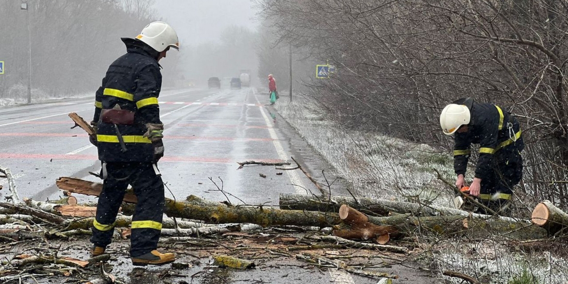 Вінницькі рятувальники за добу 23 рази виїжджали боротись із наслідками негоди