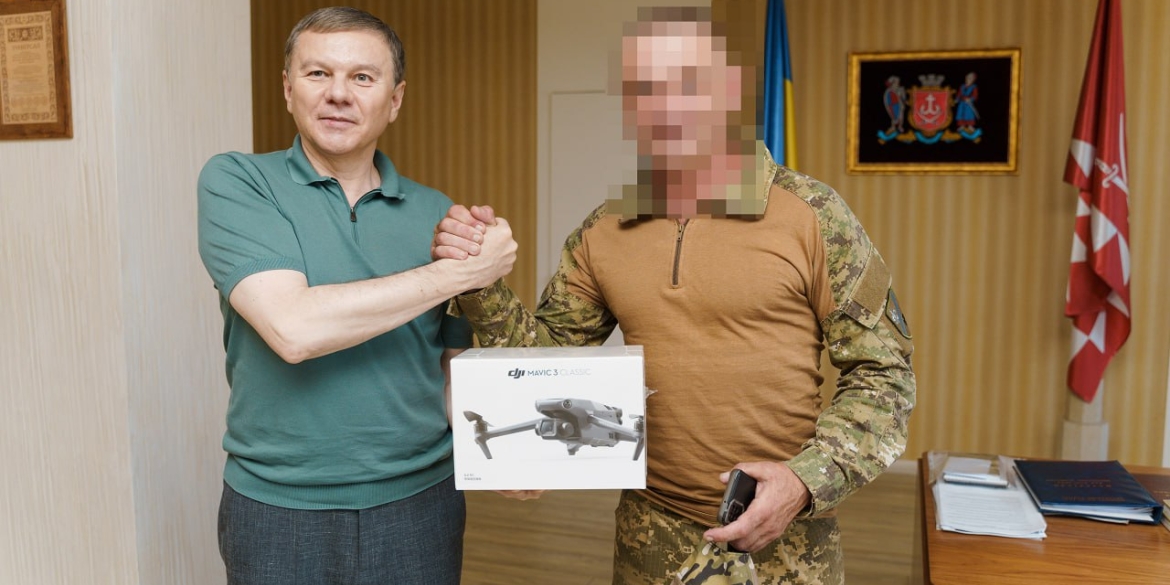 Вінницький міський голова передав розвідникам дрон DJI Mavic