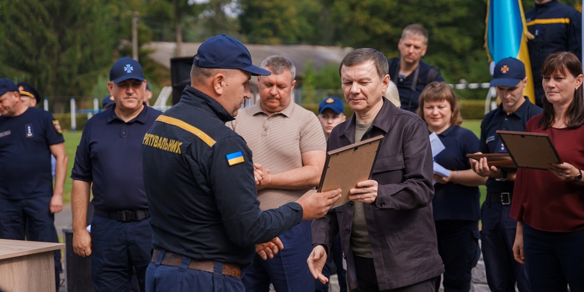 Вінницькі рятувальники отримали сертифікати на закупівлю спецобладнання