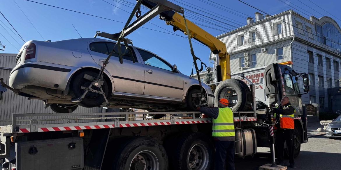 Вінницьких водіїв закликають паркувати авто в належних місцях