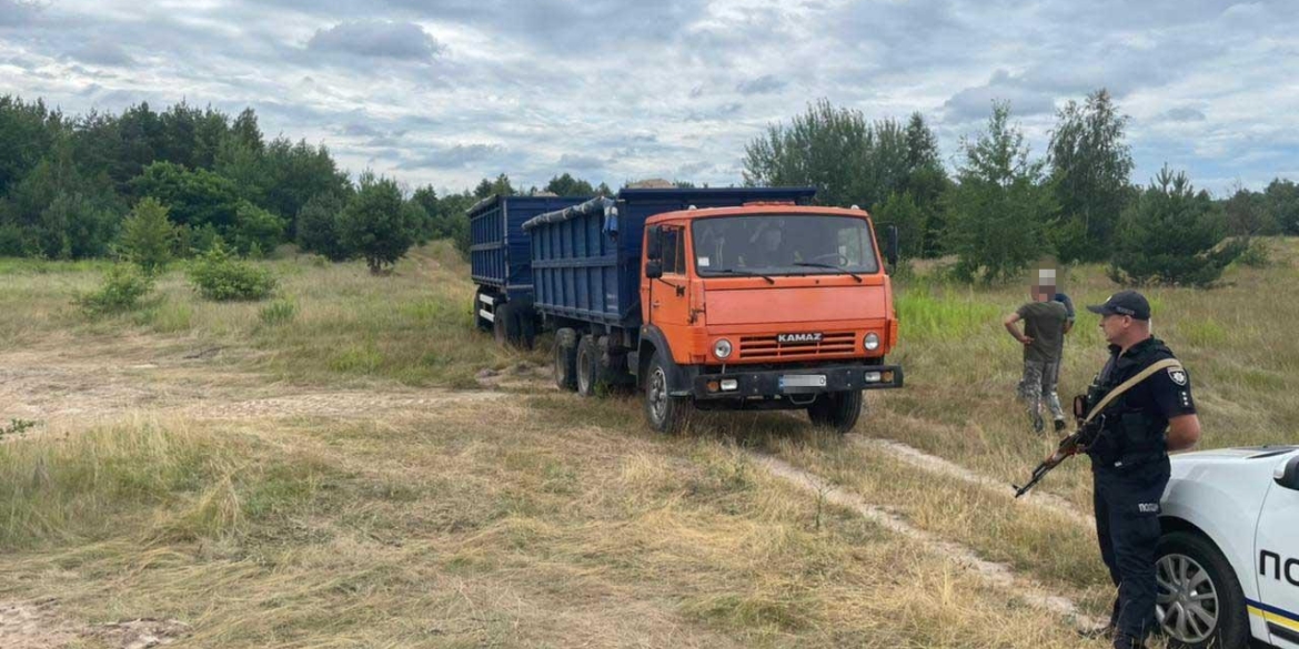 Вивозив КАМАЗом: в Іванівській громаді "накрили" нелегального добувача піску