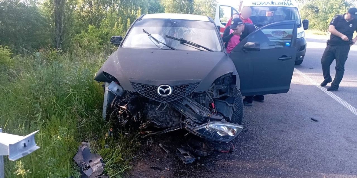 Водійка автомобіля Mazda в'їхала у відбійник під Вендичанами 