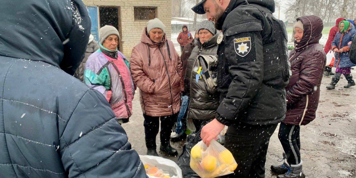 Як поліцейські Вінниччини допомагають жителям на деокупованій Харківщині