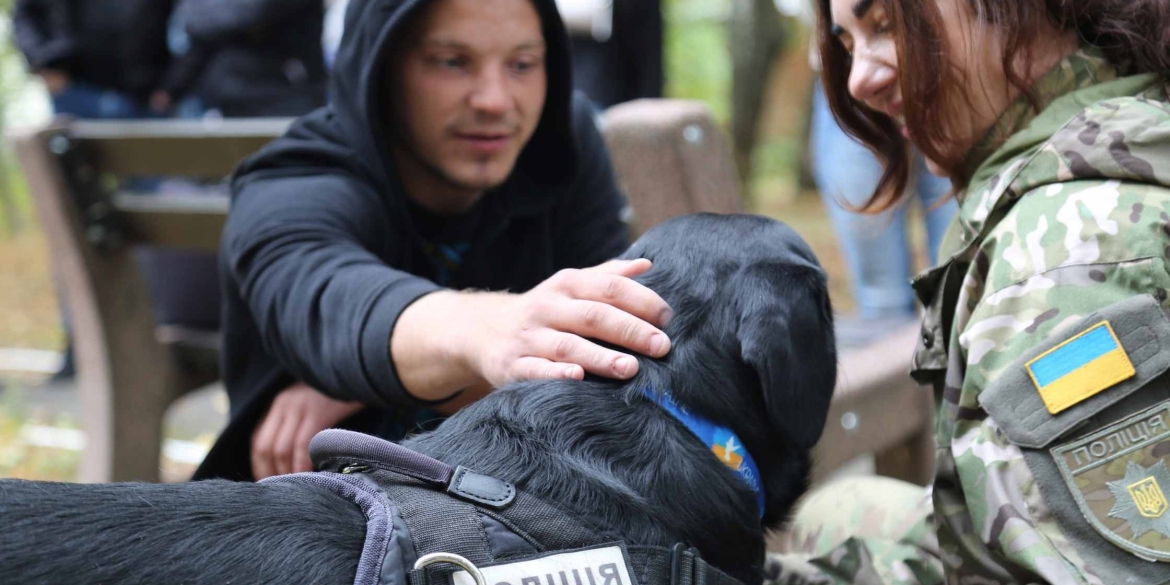 Як службові собаки допомагають відновитись пораненим вінницьким поліцейським