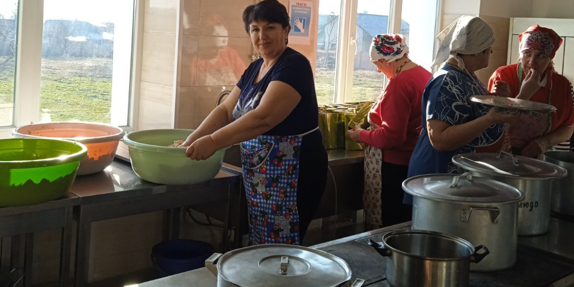 Якушинецькі господині готують для бійців тушонку у спеціалізованих пакетах