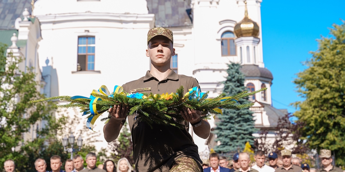 З нагоди Дня Конституції у Вінниці вшанували пам'ять полеглих Героїв