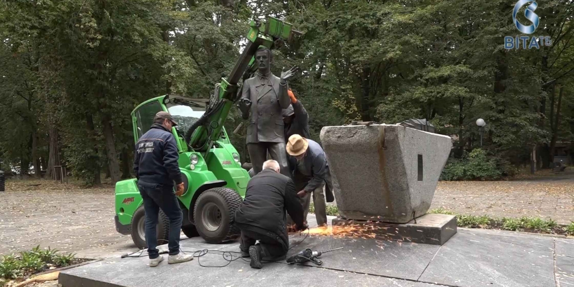 З Покровська до Вінниці_ у Центральному парку встановили евакуйований пам’ятник Миколі Леонтовичу