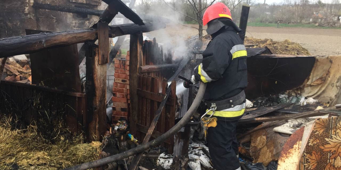 За добу на Вінниччині загасили сім пожеж в господарчих будівлях