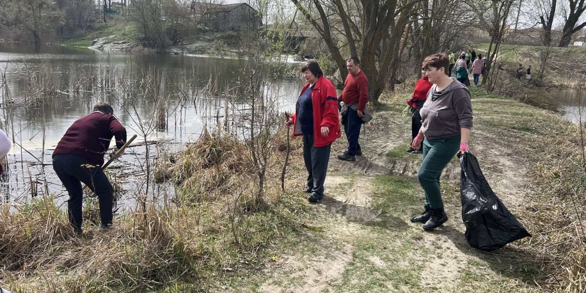 Жителі Стрижавщини провели толоку - прибрали узбіччя доріг, розчистили береги річок