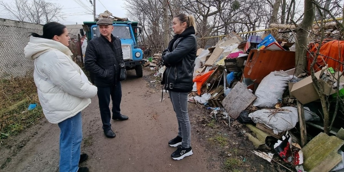 Жмеринчанин стягує до свого будинку сміття звідусіль - з вулиці вивезли понад 10 вантажівок