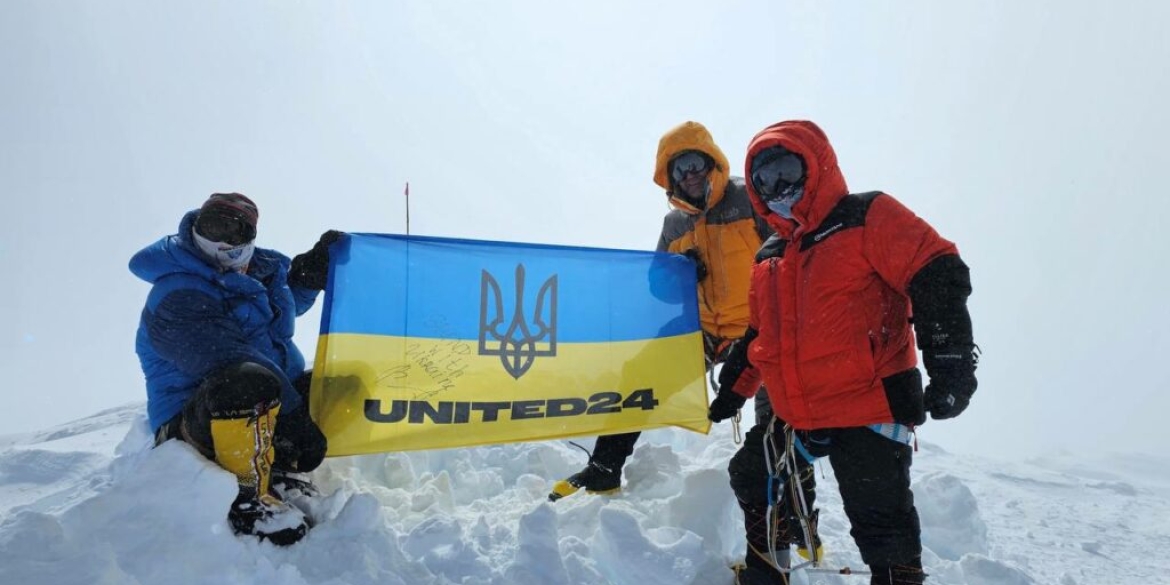 Жовто-блакитний прапор на найвищій точці Північної Америки разгорнули за участю вінничан