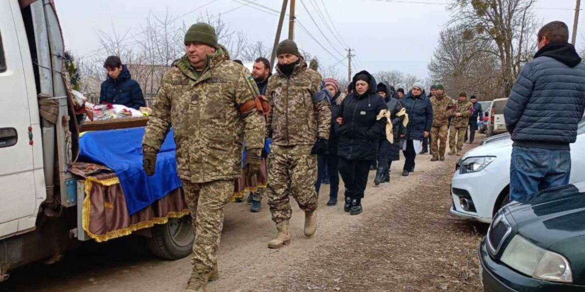 Жителі Липовецької громади “живим коридором” проводжали загиблого захисника