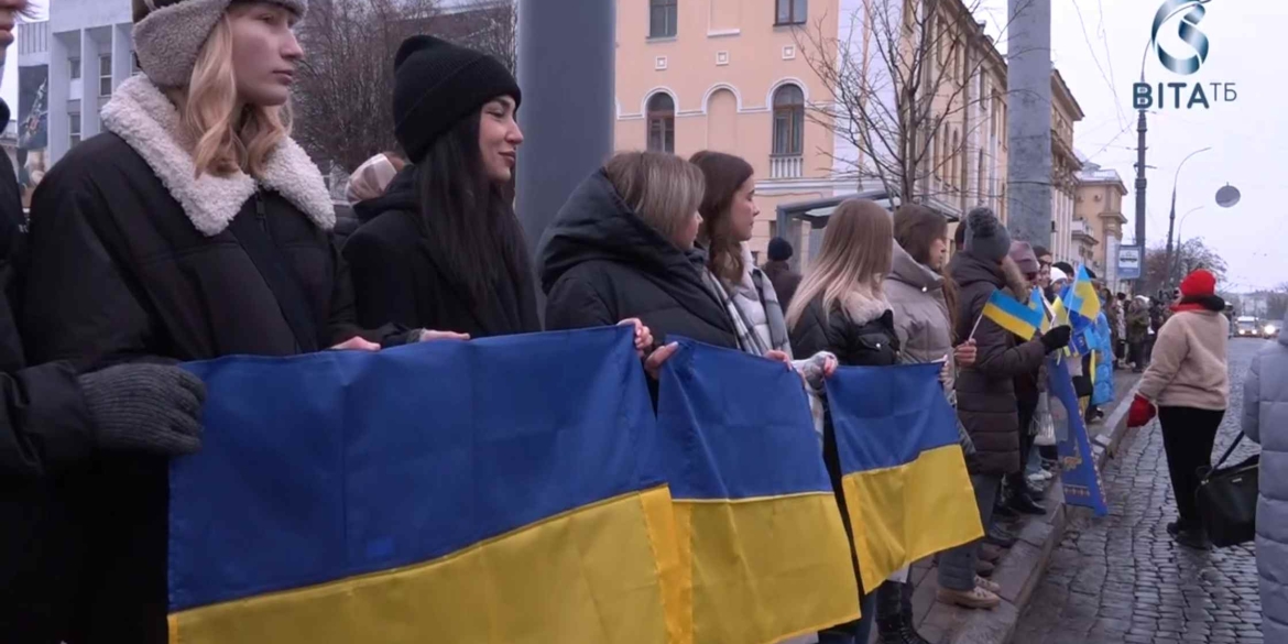 Живий ланцюг єднання у Вінниці утворили вінничани та переселенці у День Соборності