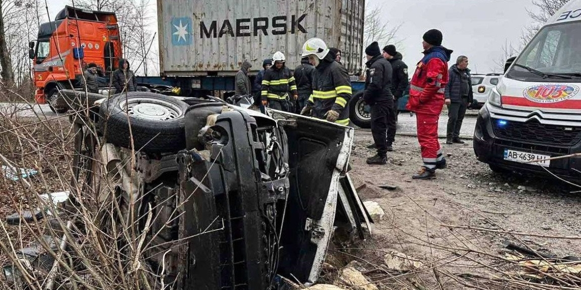 Злетіли з дороги - з понівечених автівок на Вінниччині врятували трьох людей