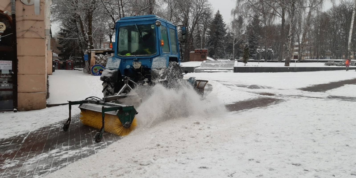 Комунальники просять вінничан не залишати на ніч свої автівки вздовж доріг, аби техніка могла чистити вулиці