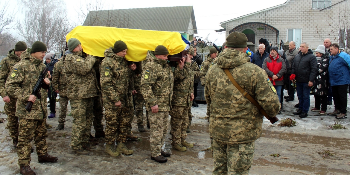 Зустрічали на колінах - в Іллінецькій громаді попрощались з Героєм