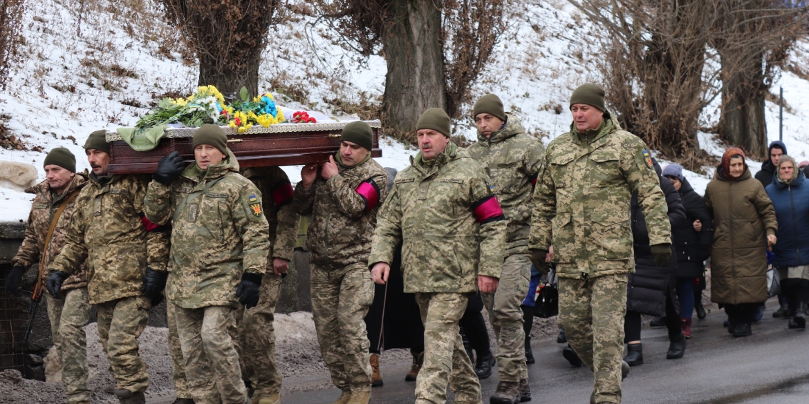 Зустріли навколішки - у Жмеринці попрощались із полеглим Героєм