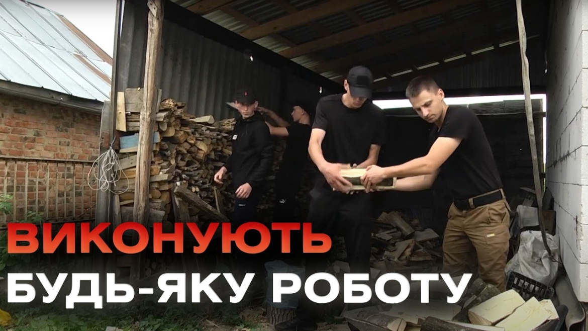 Embedded thumbnail for Курсанти Харківського університету внутрішніх справ допомагають сім&#039;ям військовослужбовців