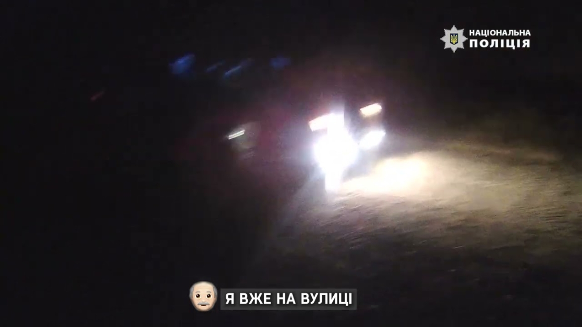 Embedded thumbnail for На Вінниччині поліцейські врятували дідуся з палаючого будинку