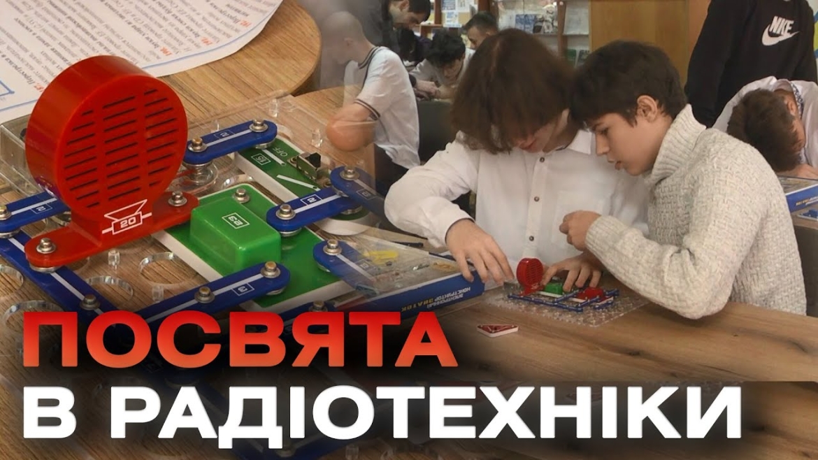 Embedded thumbnail for Паяти схеми та збирати електропристрої: студентів техколеджу «приймали» в радіотехніки