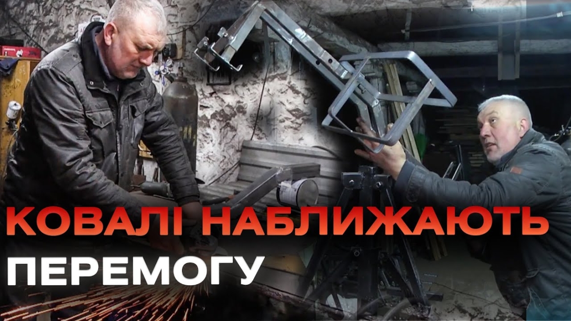 Embedded thumbnail for Станини для кулеметів та буксири для підбитих автівок виготовляють ковалі-волонтери у Липовці