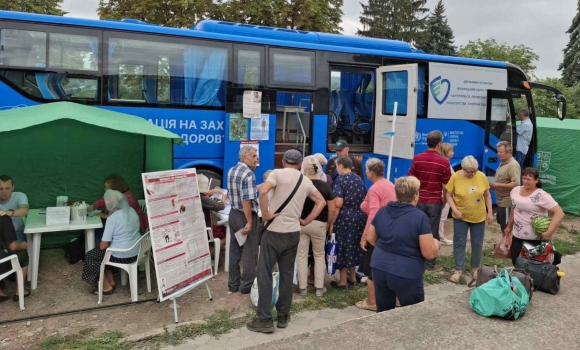 “Вакцинобус” завітав у Чернівці — мешканцям вимірювали тиск та інші медичні тестування