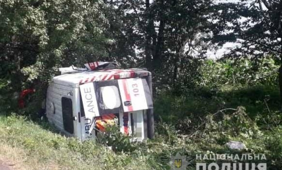 В Оратові перекинулась "швидка": троє людей у лікарні