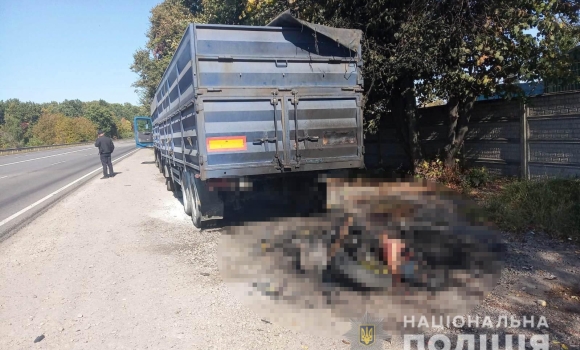 Біля Вороновиці мотоцикл в’їхав у вантажівку та загорівся. Водій загинув