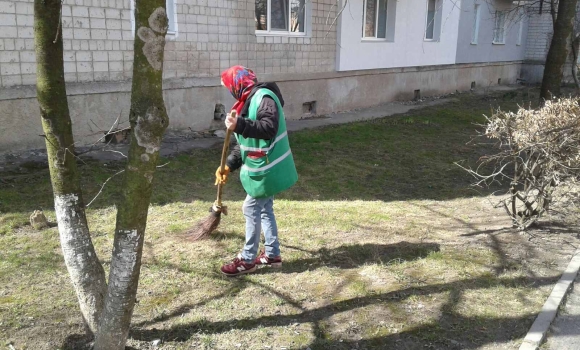 В дворах вінницьких висоток управляючі компанії розпочали весняне прибирання