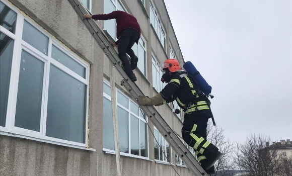 В Мурованих Курилівцях рятувальники навчали школярів, як діяти під час пожежі