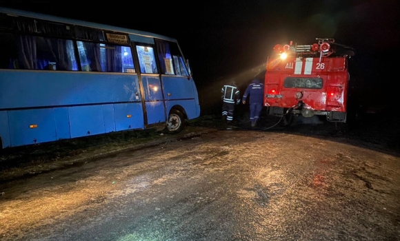 На Вінниччині через ожеледь злетіли з дороги два автобуси з пасажирами