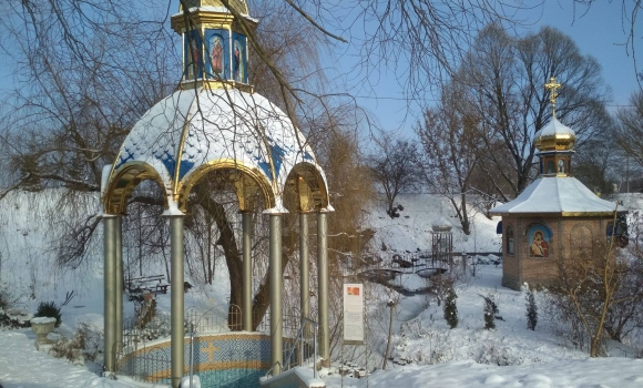 У Літині віряни не поспішають розчищати сходи до Джерела Пресвятої Богородиці