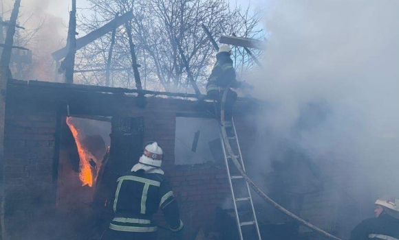 В Ільківці  вщент вигорів гараж із автомобілем всередині