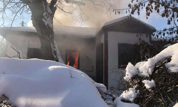 У Бершаді через необережність із вогнем загорівся будинок