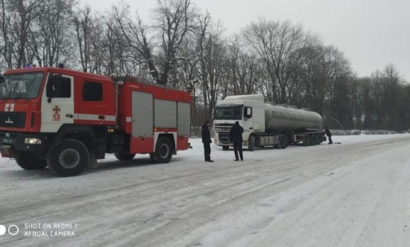 Витягують авто із заметів та допомагають водіям: вінницькі рятувальники другу добу працюють у посиленому режимі