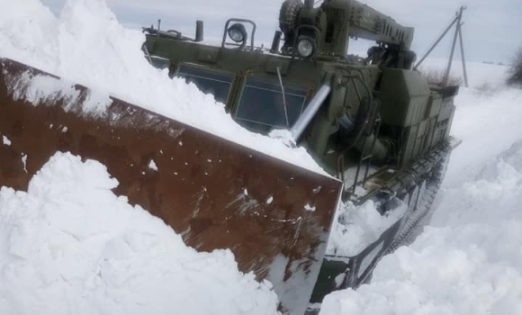 На Вінниччині до чищення доріг залучали навіть військову техніку