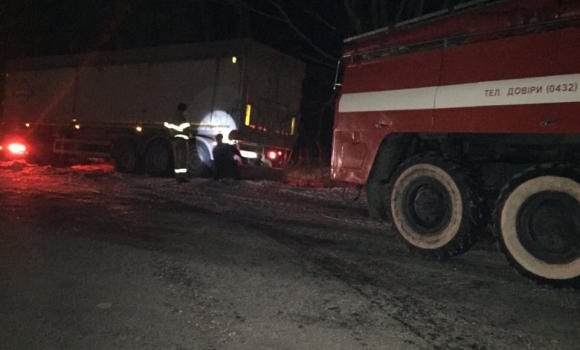 На Вінниччині рятувальники допомогли водіям двох вантажівок