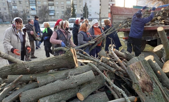 У Тиврові парафіяни відродили занедбаний сквер