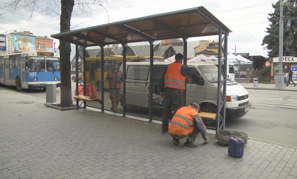 На вулиці Соборній встановили два нових посадкових павільйони