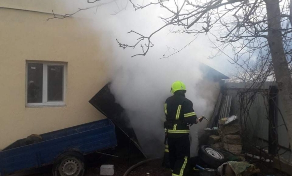 В Луці-Мелешківській вогнеборці гасили пожежу в гаражі