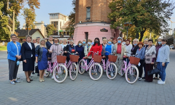 Старість у радість. Підопічні терцентру отримали велосипеди