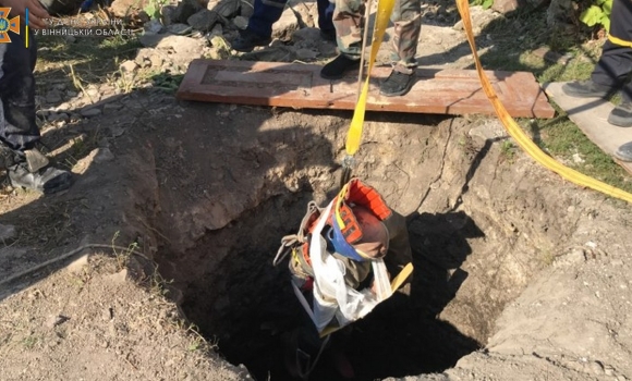 В Чернівцях майже 8 годин визволяли чоловіка, який опинився під завалами каміння